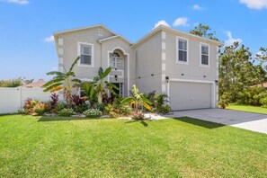 Exterior - Spotless Villa! Pool Firepit-15 min to beach! Huge family Home (Palm Coast)