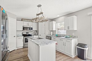 Fridge, microwave, oven, stovetop - Spotless Villa! Pool Firepit-15 min to beach! Huge family Home (Palm Coast)