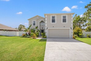 Exterior - Spotless Villa! Pool Firepit-15 min to beach! Huge family Home (Palm Coast)