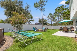Outdoor dining - Spotless Villa! Pool Firepit-15 min to beach! Huge family Home (Palm Coast)