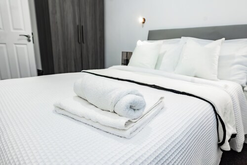 House - Sleeps 6 - Parking - Garden