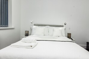 3 bedrooms, iron/ironing board, free WiFi, bed sheets - House - Sleeps 6 - Parking - Garden (Manchester)