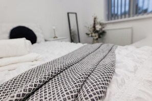 3 bedrooms, iron/ironing board, free WiFi, bed sheets - House - Sleeps 6 - Parking - Garden (Manchester)