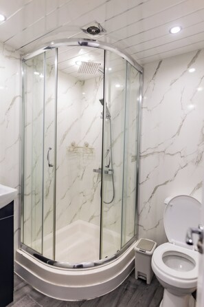 Een douche, handdoeken