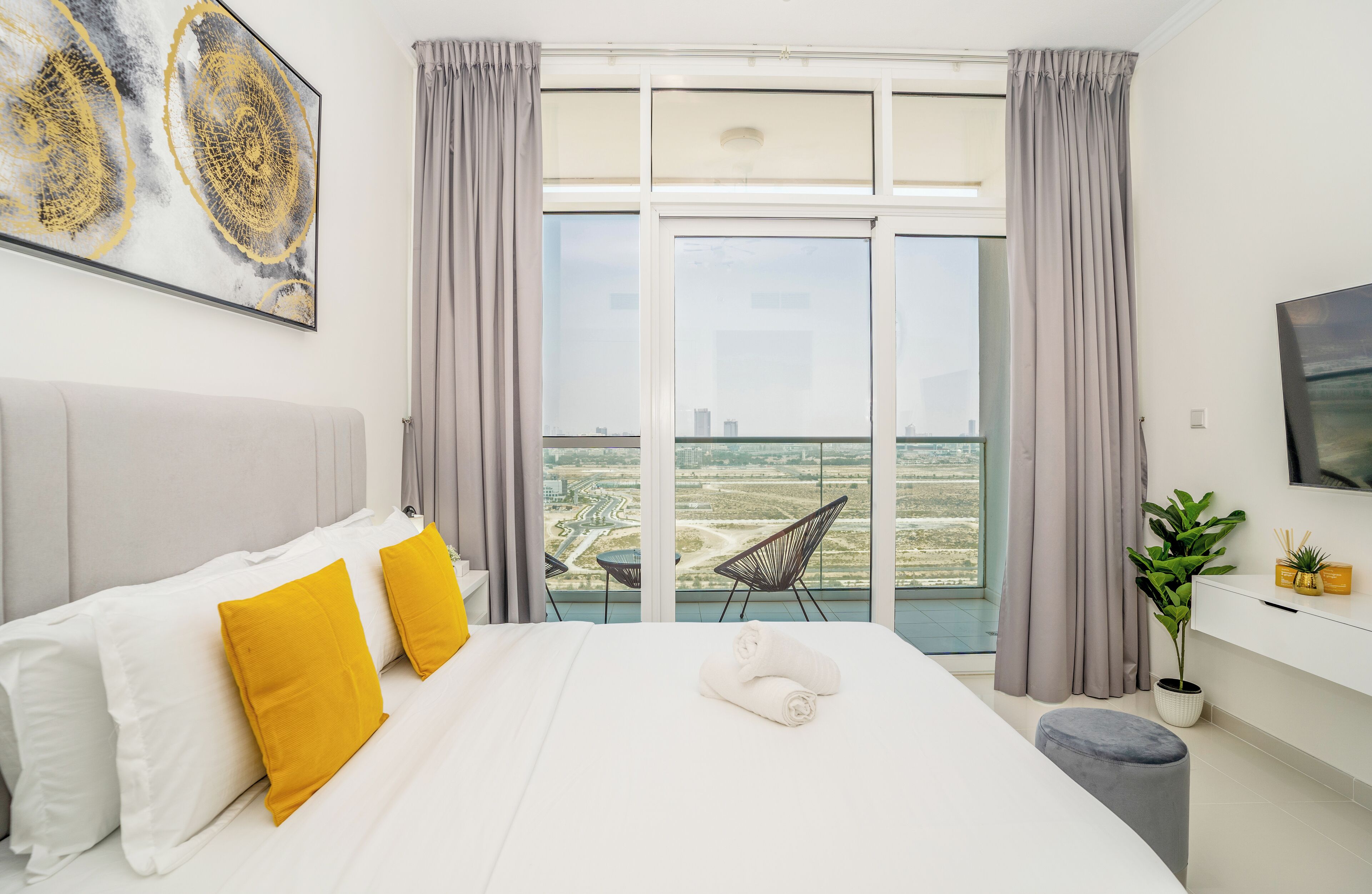 Tanin - Stylish Apartment With Balcony And Cityscape Views