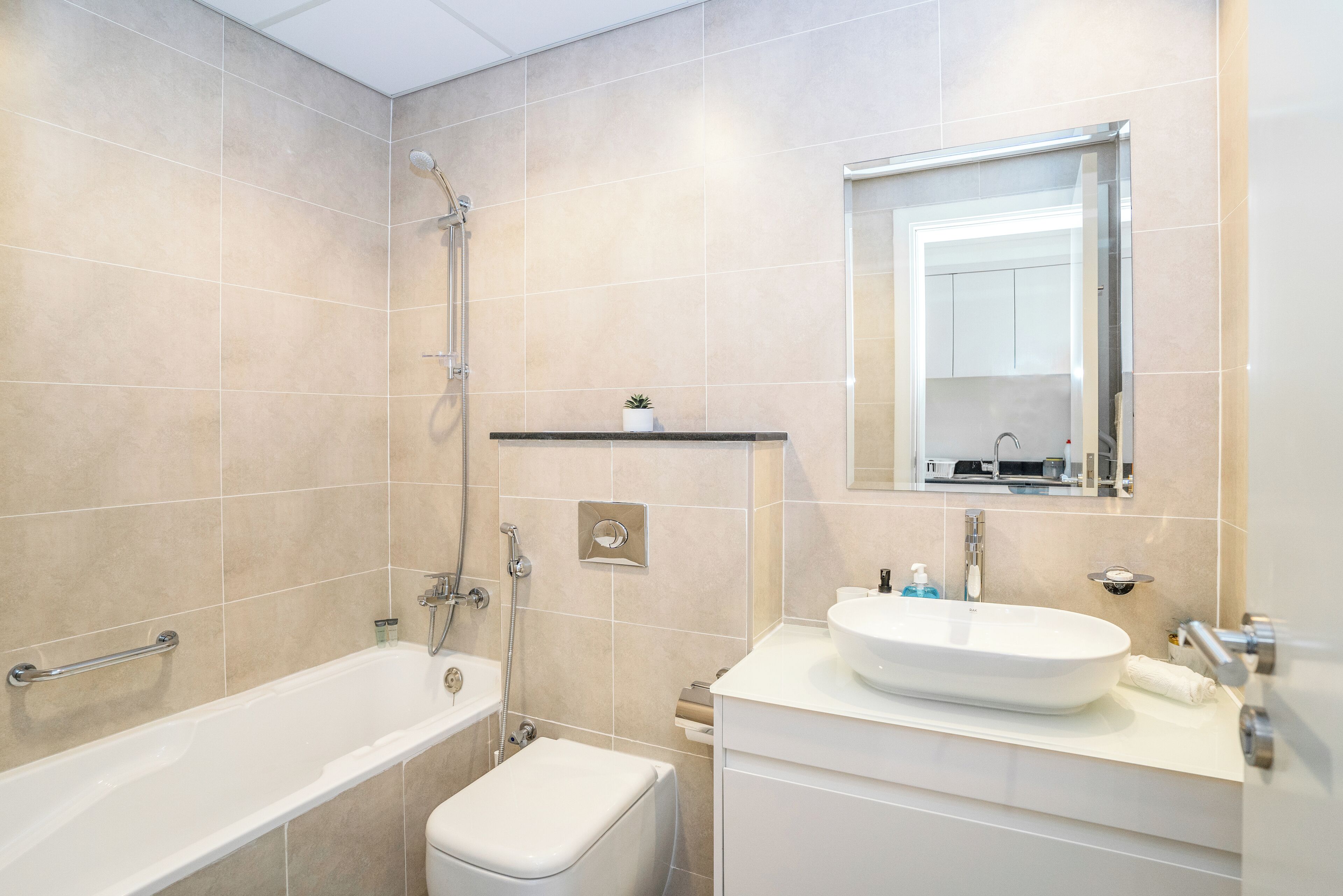 Tanin - Stylish Apartment With Balcony And Cityscape Views