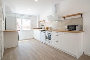 Fridge, microwave, oven, dishwasher - Can Tarra 2: Modern apartment in the historic center of l'Escala (L'Escala)