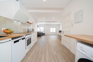 Kühlschrank, Mikrowelle, Ofen, Geschirrspüler