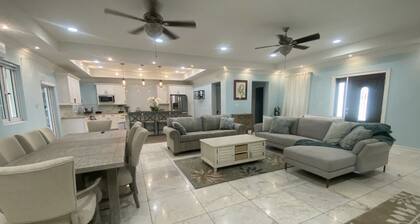 Main Manor-Upscale 5 bed house w/ pool near beach