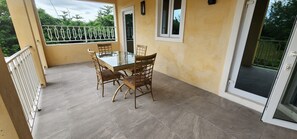 تناول الطعام بالخارج