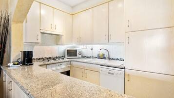 Frigorifero, microonde, forno, tostapane