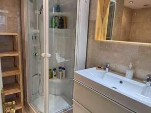 Handtücher, Seife, Toilettenpapier