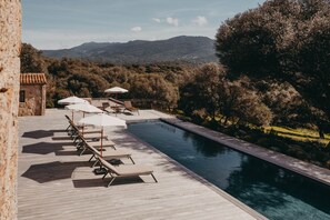 Utomhuspool och uppvärmd pool