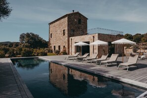 A stone building with a pool and lounge chairs. - Magnifique Bergerie Corse Rénovée (Serra-di-Ferro)