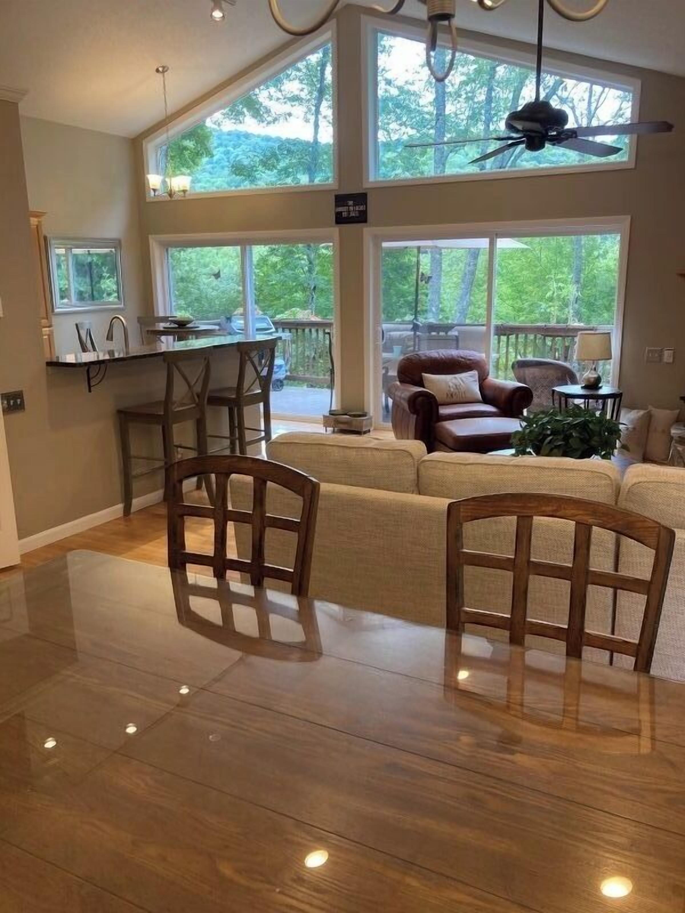 Smart TV, fireplace, stereo