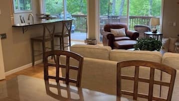 Smart TV, fireplace, stereo