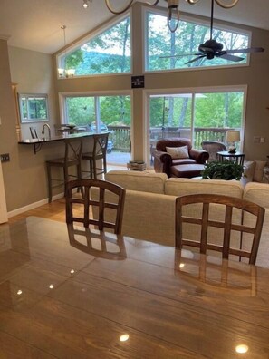 Smart TV, fireplace, stereo