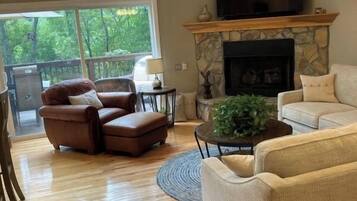 Smart TV, fireplace, stereo