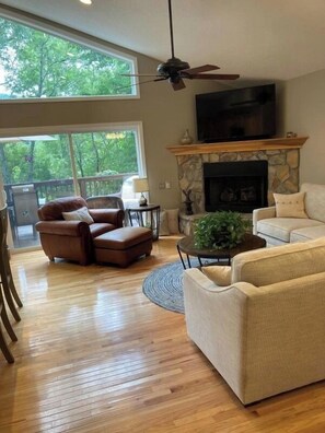 Smart TV, fireplace, stereo