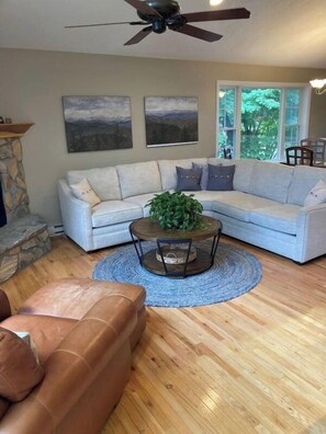 智能電視、壁爐、音響