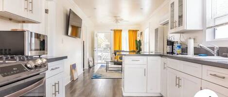 冷蔵庫、電子レンジ、オーブン、コンロ