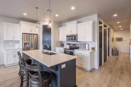 Charming 3BR Sleeps 12 - Game Loft & Starlit Deck