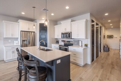 Charming 3BR Sleeps 12 - Game Loft & Starlit Deck