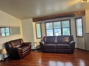 Living area - CCC-Clean, Comfortable and Cozy (Anchorage)