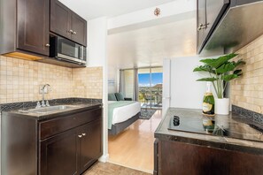 Fridge, microwave, stovetop, dishwasher - Ocean-Golf Course Couples Retreat at Island Colony Short Walk to the Beach (Honolulu)