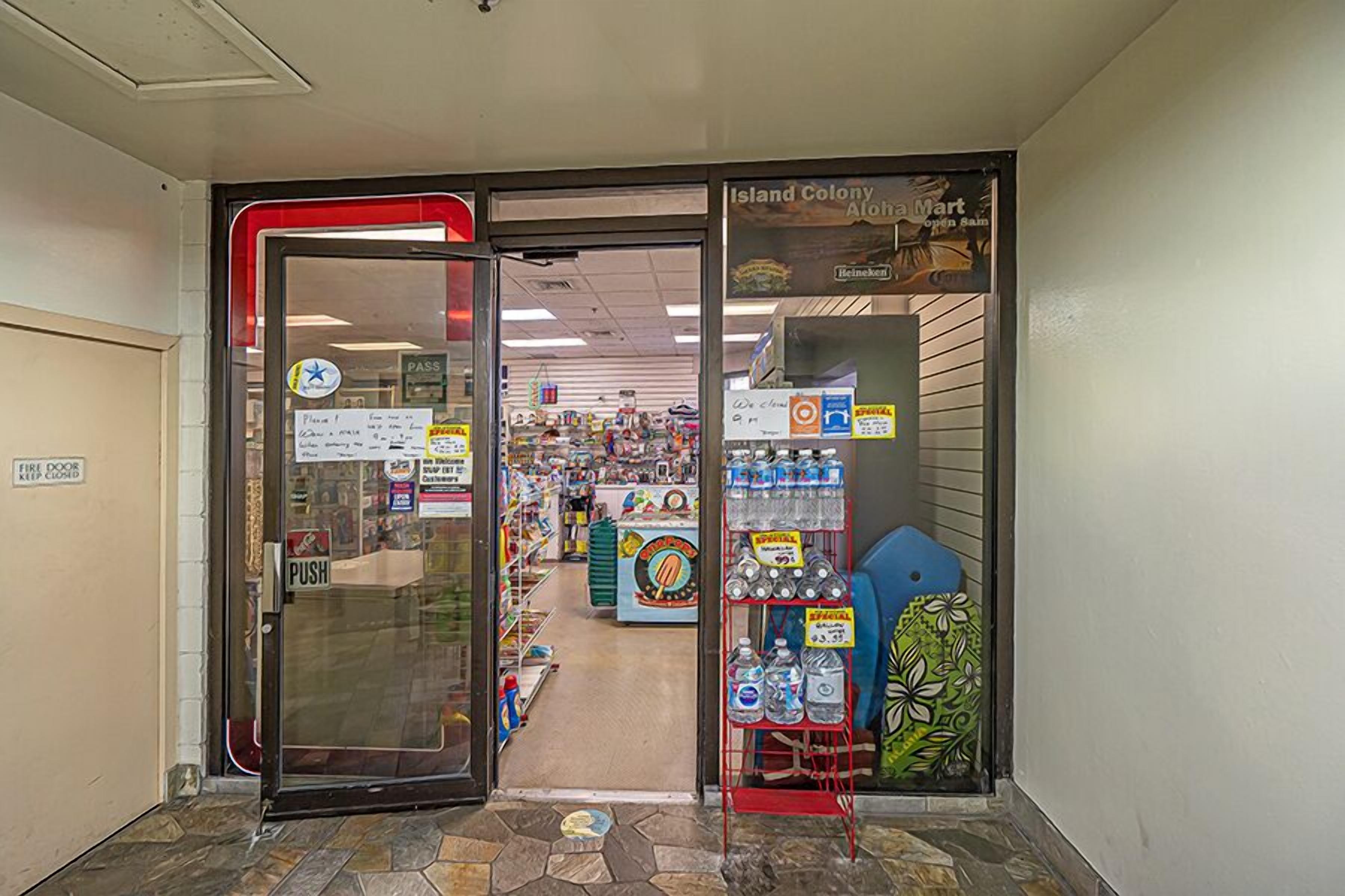 Ein Schaufenster mit Glastür, einem 'PASS'-Schild und einem 'PUSH'-Schild auf dem Boden.