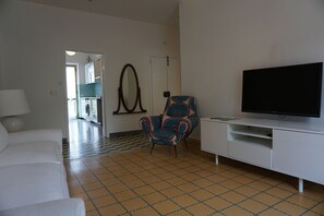 Een smart-tv, boeken en een stereo