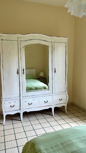 3 slaapkamers, een bureau, een strijkplank/strijkijzer, gratis wifi