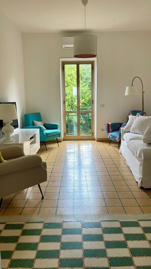 Smart-TV, Bücher, Stereoanlage