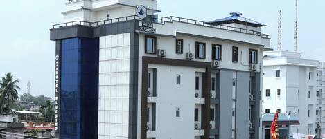 Vista frontal de la propiedad