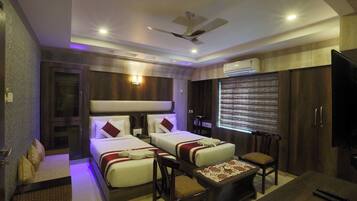 Desk, soundproofing, free WiFi, bed sheets