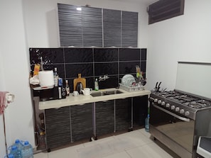 Frigorifero, microonde, forno, piano cottura