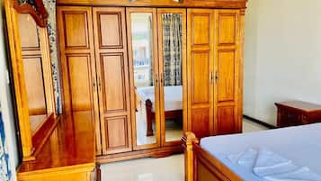 2 habitaciones, tabla de planchar con plancha, wifi y ropa de cama