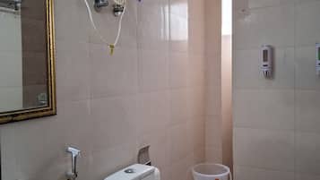 Quarto triplo clássico | Banheiro | Chuveiro, chuveiro com efeito de chuva, produtos de toalete de grife