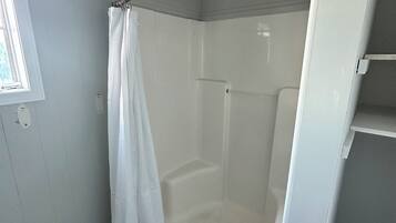 Regadera, secadora de cabello, toallas, jabón