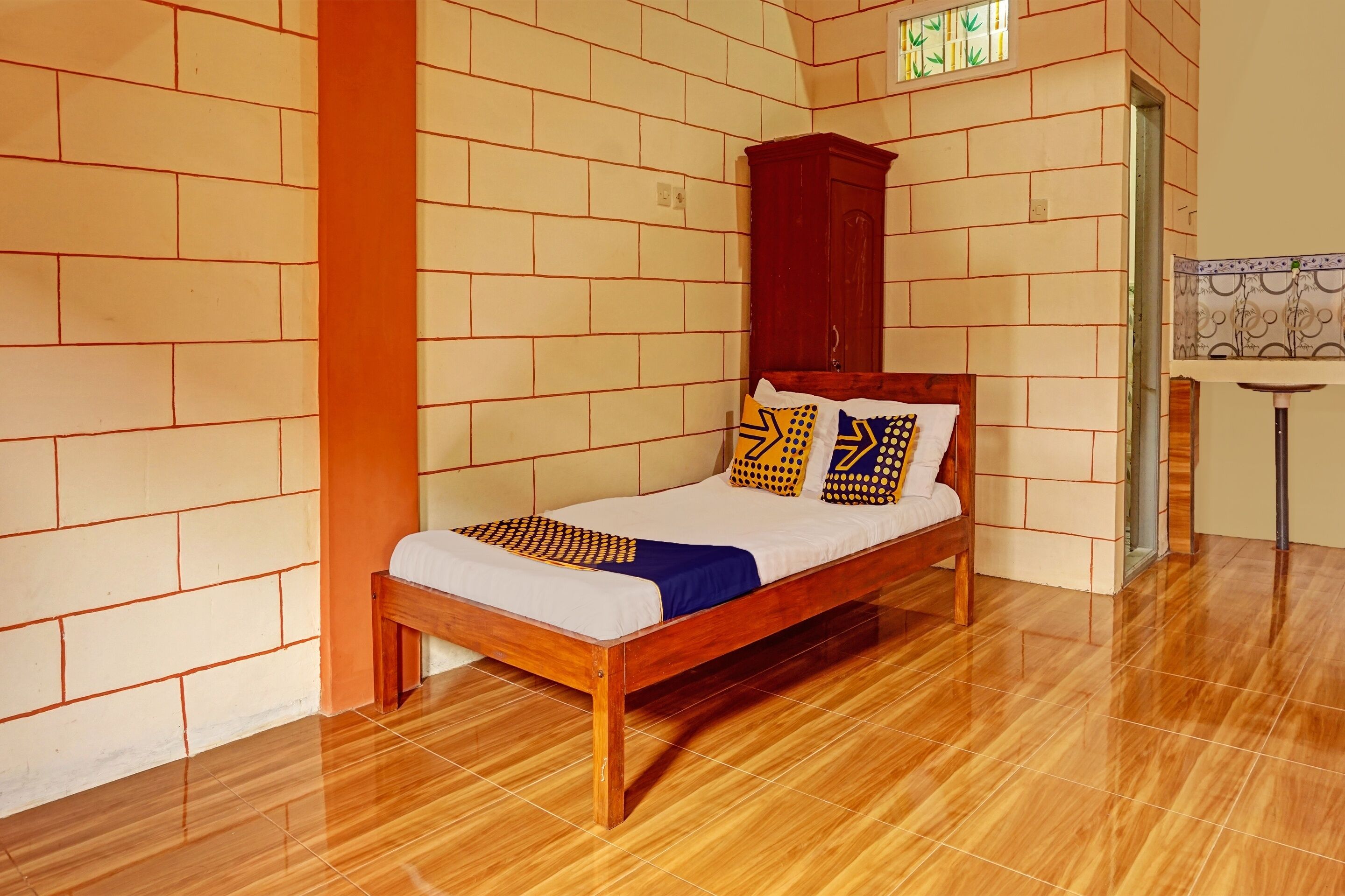 Espacio para trabajar con laptop, wifi gratis y ropa de cama 
