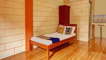 Espacio para trabajar con laptop, wifi gratis y ropa de cama