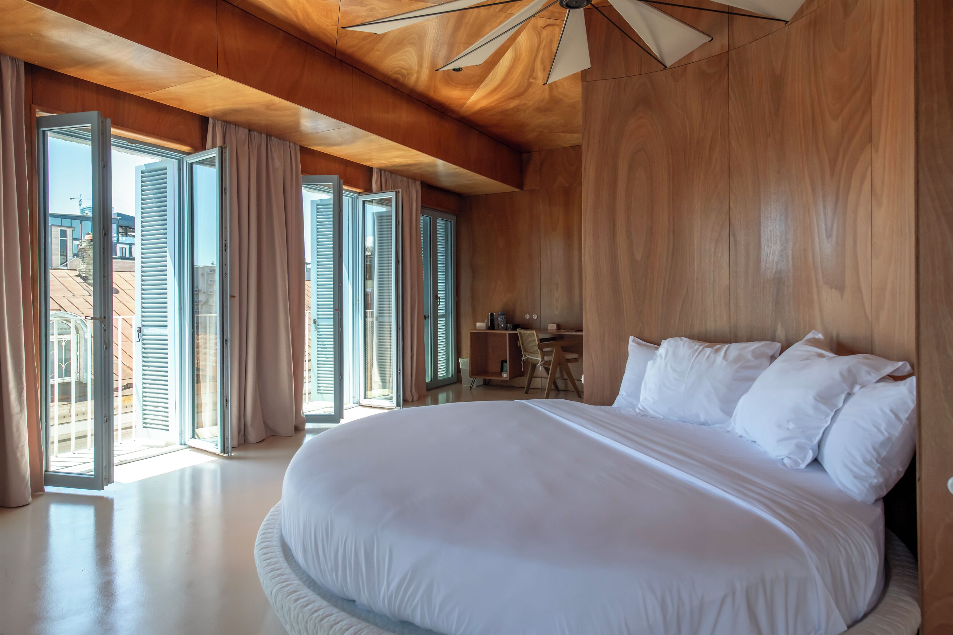 Minibar, free WiFi, bed sheets