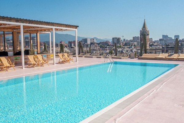 Una piscina al aire libre de temporada