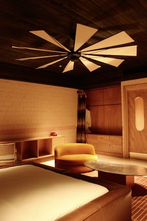 Minibar, free WiFi, bed sheets
