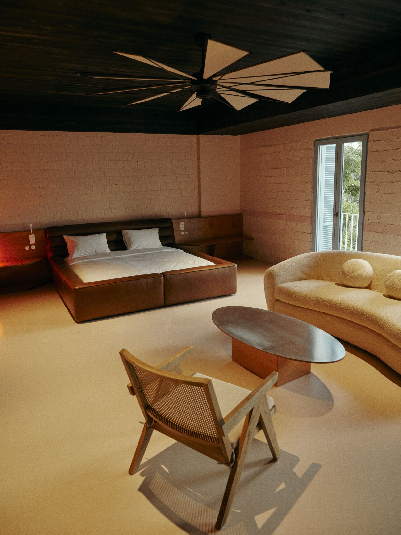 Minibar, wifi gratis y ropa de cama 