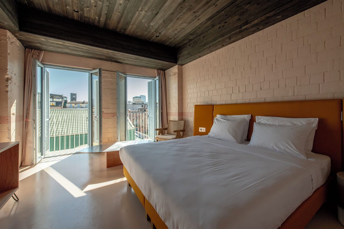 Minibar, wifi gratis y ropa de cama