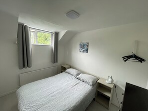 4 makuuhuonetta, silitysrauta/-lauta, Wi-Fi, vuodevaatteet