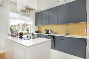 Microwave, dishwasher, coffee/tea maker, electric kettle - Stylish Kraków Apartment by Renters (Kraków)