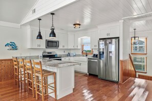 ثلاجة، ميكروويف، فرن، موقد طهي مسطح