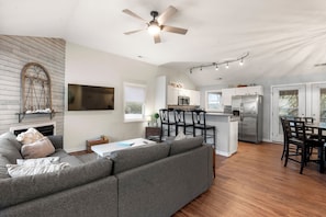 TV - Blue Paradise Club: Golf Community | Hot Tub (Kitty Hawk)